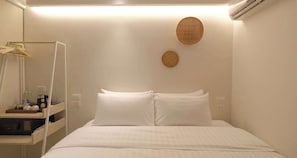 Quarto standard, 1 cama de casal, para não fumantes | Cofres nos quartos, ferros/tábuas de passar roupa, Wi-Fi de cortesia