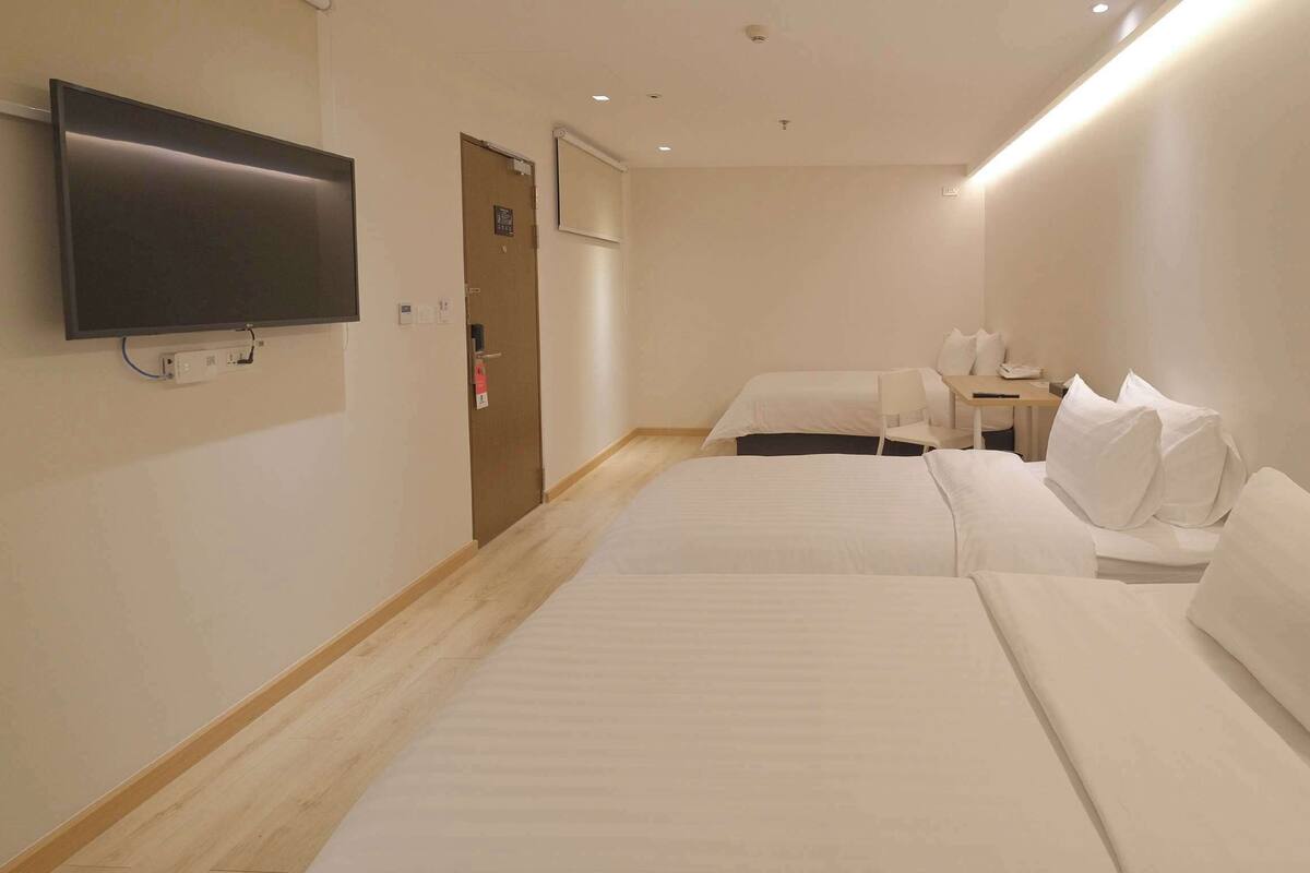 標準客房, 3 張單人床, 非吸煙房 | 房內夾萬、熨斗/熨衫板、免費 Wi-Fi、床單