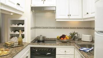 Microondas, horno, lavavajillas y utensilios de cocina