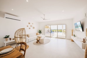 Téléviseur, livres, chaîne audio, écran d’ordinateur