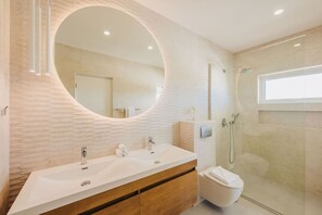 Ducha, secador de pelo, toallas