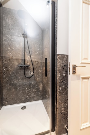 Dusche, Haartrockner, Handtücher, Seife