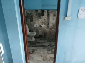 Dormitorio compartido básico, balcón, vista a la ciudad | Baño | Regadera