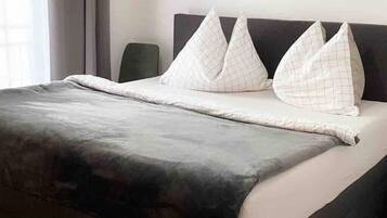 2 bedrooms, travel crib, WiFi