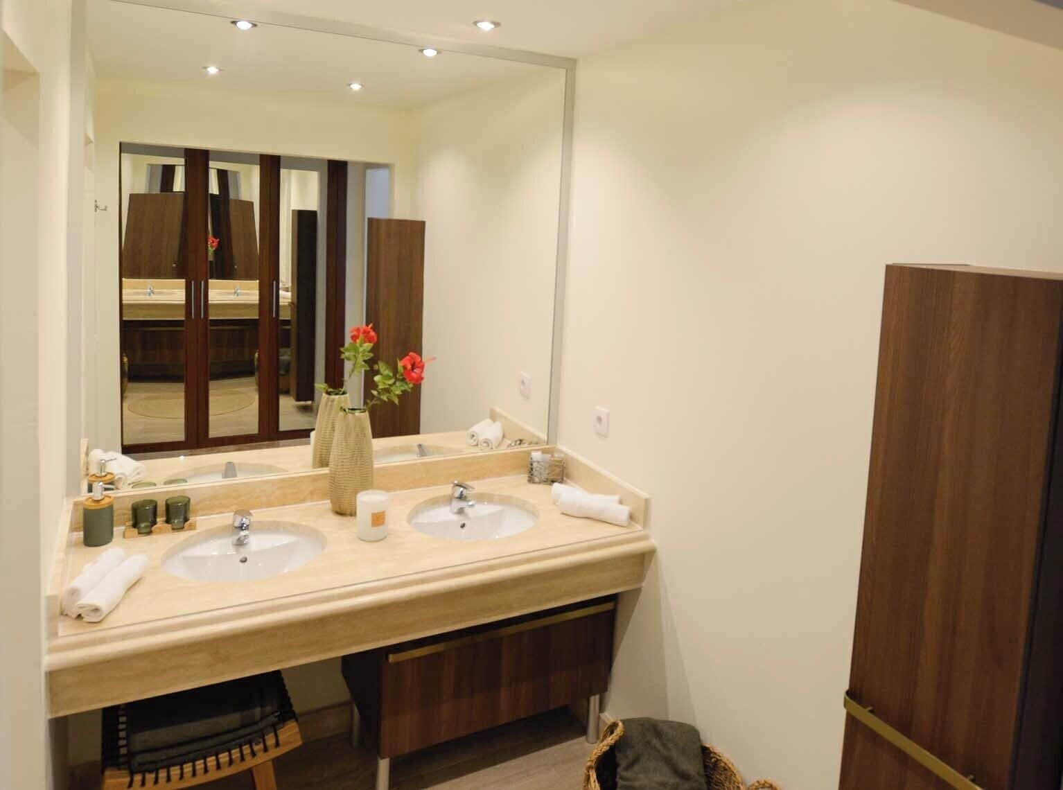 Dusch, bubbelbadkar, hårtork och bidé