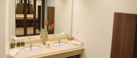 Dusch, bubbelbadkar, hårtork och bidé