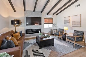 Televisor intel·ligent, llar de foc, taula de tennis de taula i llibres