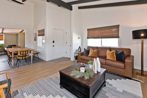 Televisor intel·ligent, llar de foc, taula de tennis de taula i llibres