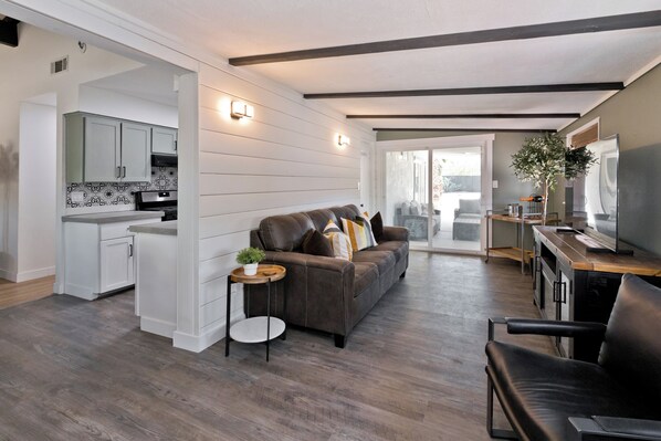 Televisor intel·ligent, llar de foc, taula de tennis de taula i llibres