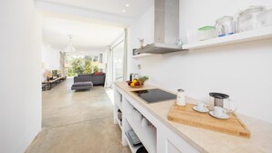 Eine moderne Küche mit einer Holzausziehtheke, einem eingebauten Herd und einem großen Fenster.