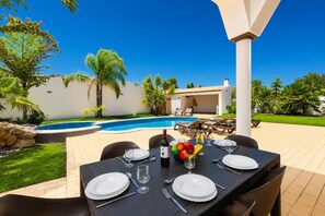 Outdoor dining - Casa Amendoeira Large Private Pool, WiFi (Albufeira)
