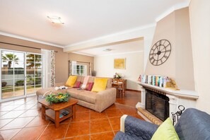 Televisio, takka, DVD-soitin