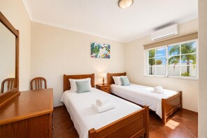 3 bedrooms, iron/ironing board, WiFi, bed sheets - Casa Amendoeira Large Private Pool, WiFi (Albufeira)