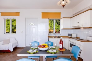 Kühlschrank, Mikrowelle, Ofen, Wasserkocher mit Kaffee-/Teezubehör