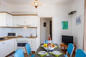 Fridge, microwave, oven, coffee/tea maker
