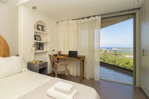 4 chambres, coffres-forts dans les chambres, fer et planche à repasser