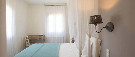 4 chambres, coffres-forts dans les chambres, fer et planche à repasser