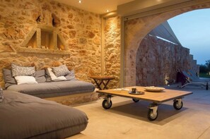 4 bedrooms, in-room safe, iron/ironing board, free WiFi