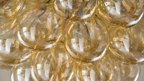 Ein Detailaufnahme von klaren Glasgloben mit spiegelnder Oberfläche.