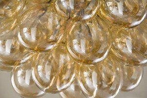 Primer plano de esferas de cristal transparente con superficie reflectante.
