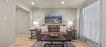   “Spacious 4-Bed Duplex: Dual Entrances, Work-Friendly”