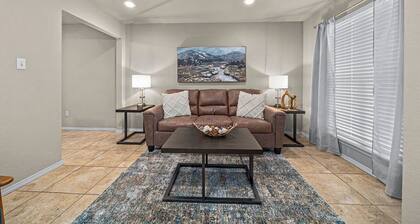 “Spacious 4-Bed Duplex: Dual Entrances, Work-Friendly”