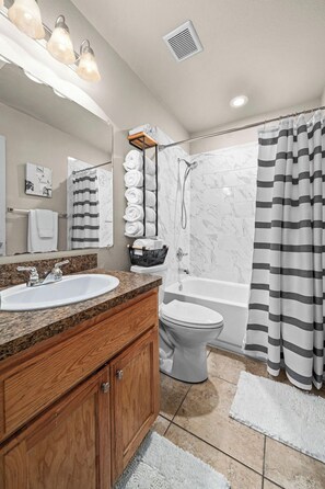 Hair dryer, towels, soap, toilet paper -   “Spacious 4-Bed Home: Dual Entrances, Work-Friendly” (Fort Smith)