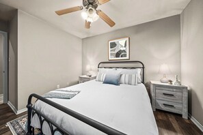 4 bedrooms, WiFi, bed sheets -   “Spacious 4-Bed Home: Dual Entrances, Work-Friendly” (Fort Smith)