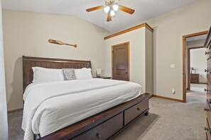 6 bedrooms, desk, iron/ironing board, free WiFi