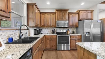 ثلاجة، ميكروويف، فرن، موقد طهي مسطح