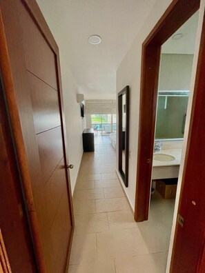 Sèche-cheveux, serviettes fournies, savon, papier toilette