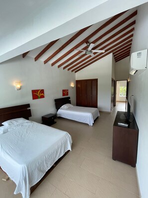 5 chambres, fer et planche à repasser, Wi-Fi, draps fournis