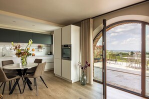 Appart'hôtel, vue colline | Cuisine privée | Grand réfrigérateur, micro-ondes, four, plaque de cuisson