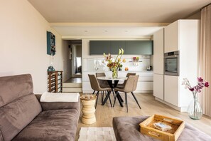 Appart'hôtel, vue colline | Cuisine privée | Grand réfrigérateur, micro-ondes, four, plaque de cuisson
