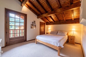 5 camere, una scrivania, ferro/asse da stiro, Wi-Fi gratuito