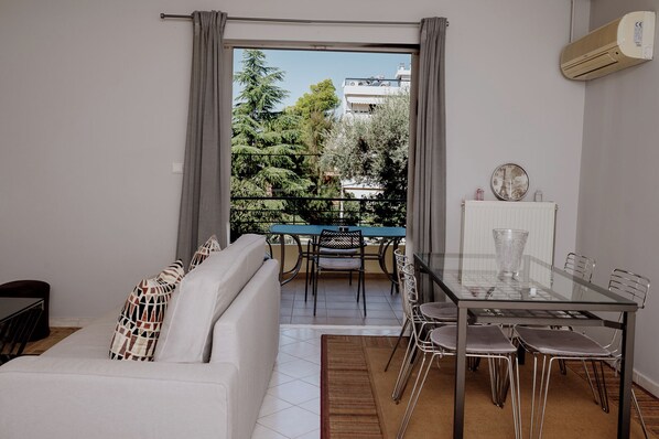 Dining - Cozy Apartment-Agia Paraskevi (Agia Paraskevi)