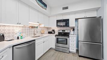 Condo família, 3 quartos, acesso à piscina, vista para a praia | Cozinha privada | Geladeira, micro-ondas, fogão, cooktop