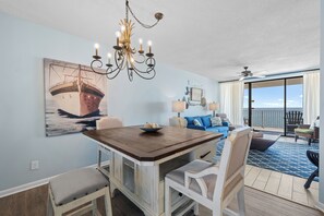 Family Condo, 3 Bedrooms, Pool Access, Beach View | Makan dalam bilik