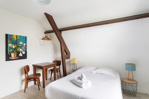 4 bedrooms, desk, iron/ironing board, free WiFi
