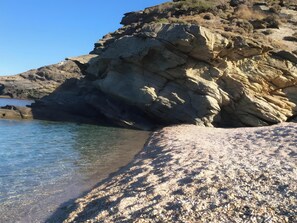 Beach nearby - Holiday Home 'Vitali River House Andros' with Mountain View, Wi-Fi and Air Conditioning (Andros)