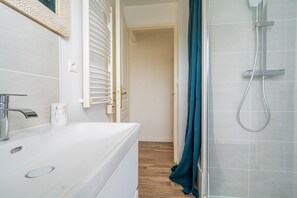 Hair dryer, towels, soap, toilet paper - Ecrin Marin - apt terrasse, bassin d'arcachon (La Teste-de-Buch)