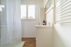 Hair dryer, towels, soap, toilet paper - Ecrin Marin - apt terrasse, bassin d'arcachon (La Teste-de-Buch)