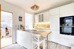 Een koelkast, een microgolfoven, een oven, een vaatwasser