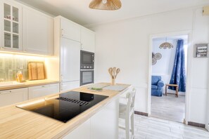 Kylskåp, mikrovågsugn, ugn och diskmaskin