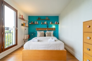 1 slaapkamer, een strijkplank/strijkijzer, gratis wifi, beddengoed