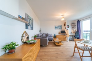 TV - Blue Light - Appt pour 4p, Paris (Paris)