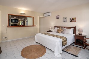 Een strijkplank/strijkijzer, gratis wifi, beddengoed