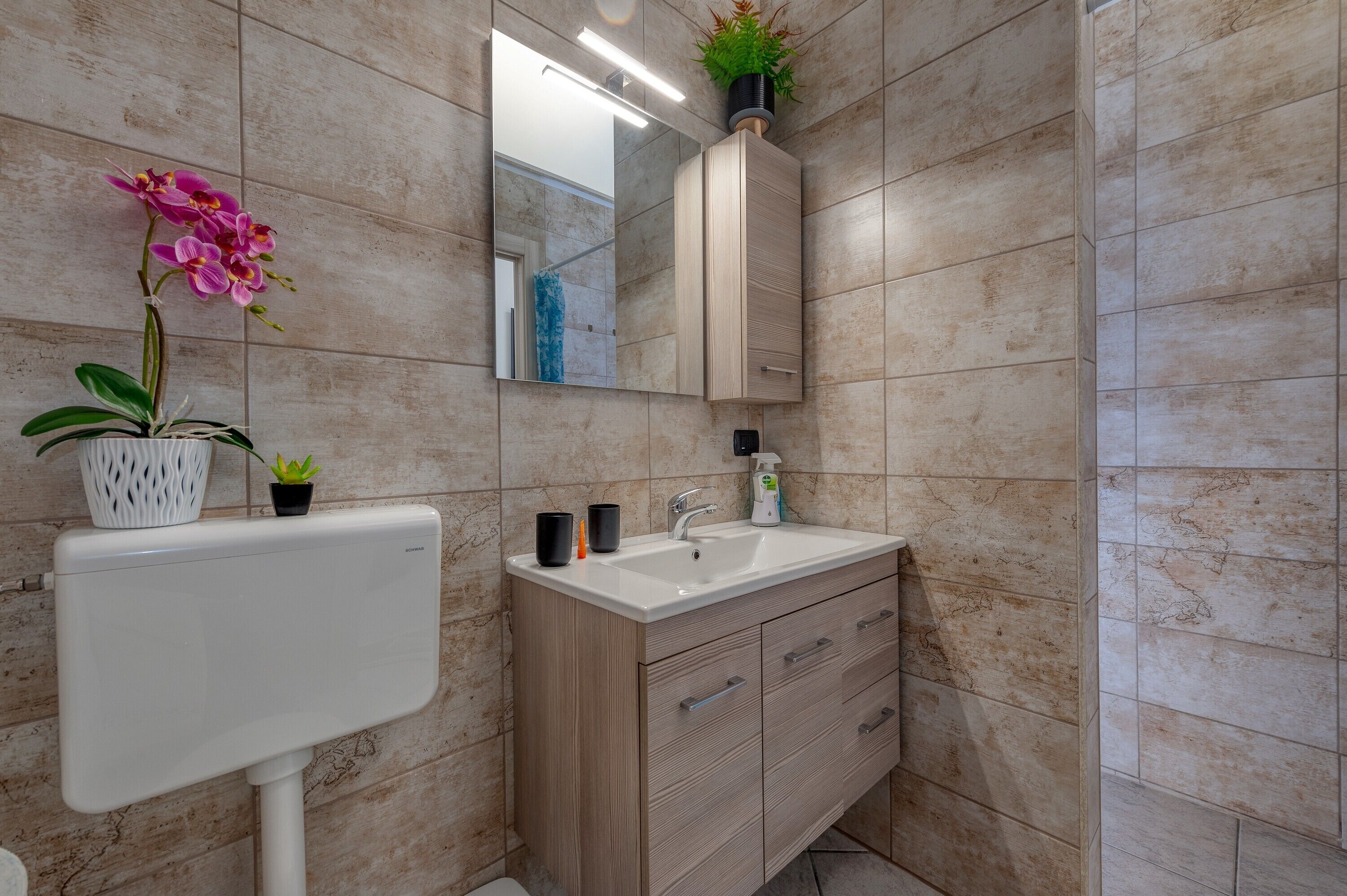 Dusj, hårføner og håndklær