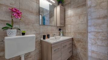 Dusj, hårføner og håndklær