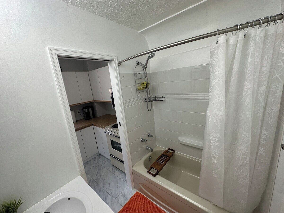 Sèche-cheveux, serviettes fournies, savon, shampoing